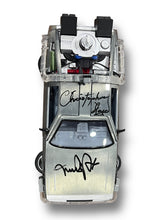 Cargar imagen en el visor de la galería, Coche Escala / Back to the Future / Christopher Lloyd y Michael J Fox

