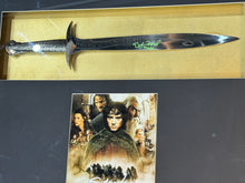 Cargar imagen en el visor de la galería, Espada Poster Enmarcada / Lord of the Rings / Elijah Wood
