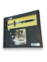 Cargar imagen en el visor de la galería, Espada-Poster Enmarcada / Lord of the Rings / Elijah Wood
