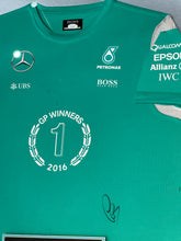 Load image into Gallery viewer, Jersey Enmarcado Especial / F1 / Lewis Hamilton
