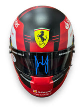 Load image into Gallery viewer, Mini Casco / F1 / Carlos Sainz Jr (Ferrari)
