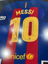 Cargar imagen en el visor de la galería, Jersey Enmarcado / Barcelona / Lionel Messi
