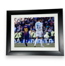 Cargar imagen en el visor de la galería, Fotografía Enmarcada / Barcelona - Real Madrid / Messi y Cristiano Ronaldo
