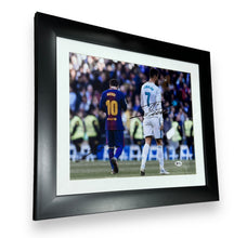 Cargar imagen en el visor de la galería, Fotografía Enmarcada / Barcelona - Real Madrid / Messi y Cristiano Ronaldo
