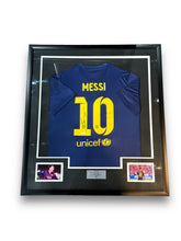 Cargar imagen en el visor de la galería, Jersey enmarcado / Barcelona / Lionel Messi
