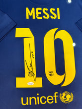 Cargar imagen en el visor de la galería, Jersey enmarcado / Barcelona / Lionel Messi
