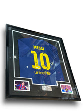 Cargar imagen en el visor de la galería, Jersey enmarcado / Barcelona / Lionel Messi
