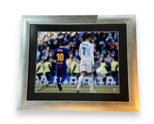 Cargar imagen en el visor de la galería, Fotografía Enmarcada / Barcelona - Real Madrid / Messi y Cristiano Ronaldo
