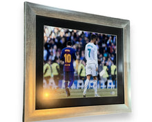 Cargar imagen en el visor de la galería, Fotografía Enmarcada / Barcelona - Real Madrid / Messi y Cristiano Ronaldo
