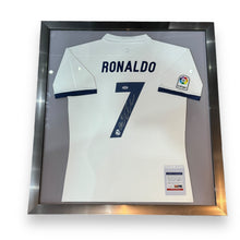 Cargar imagen en el visor de la galería, Jersey Enmarcado / Real Madrid / Cristiano Ronaldo (Temporada 2017)
