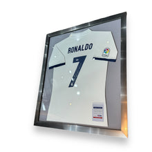 Load image into Gallery viewer, Jersey Enmarcado / Real Madrid / Cristiano Ronaldo (Temporada 2017)
