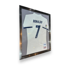 Cargar imagen en el visor de la galería, Jersey Enmarcado / Real Madrid / Cristiano Ronaldo (Temporada 2017)
