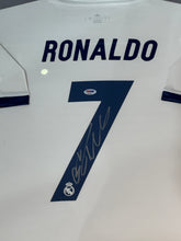 Cargar imagen en el visor de la galería, Jersey Enmarcado / Real Madrid / Cristiano Ronaldo (Temporada 2017)
