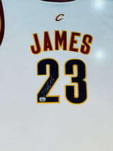 Cargar imagen en el visor de la galería, Jersey Enmarcado / Cavaliers / Lebron James
