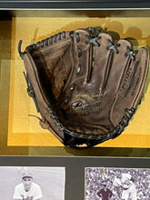 Load image into Gallery viewer, Manopla de Baseball Enmarcada / Dodgers / Sandy Koufax
