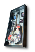 Load image into Gallery viewer, Guitarra enmarcada / U2 / Bono
