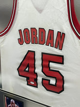Cargar imagen en el visor de la galería, Jersey Enmarcado / Bulls / Michael Jordan
