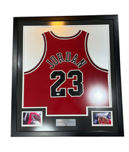 Cargar imagen en el visor de la galería, Jersey Enmarcado / Bulls / Michael Jordan
