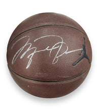 Cargar imagen en el visor de la galería, Balón Basketball / Bulls / Michael Jordan
