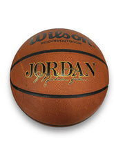 Cargar imagen en el visor de la galería, Balón Basketball / Bulls / Michael Jordan
