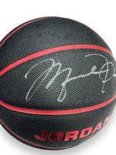 Cargar imagen en el visor de la galería, Balón Basketball / Bulls / Michael Jordan
