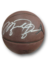 Load image into Gallery viewer, Balón Basketball / Bulls / Michael Jordan
