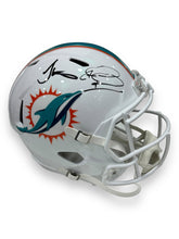 Cargar imagen en el visor de la galería, Casco Replica / Dolphins Speed / Tua Tagovailoa y Tyreek Hill
