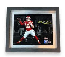 Cargar imagen en el visor de la galería, Foto Enmarcada / Chiefs / Patrick Mahomes
