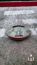 Cargar imagen en el visor de la galería, Balón Panel / Patriots / Sper Bowl LI (Tom Brady, Legarrette Blount, Dont&#39;a Hightower, Stephen Gostkowski, Dion Lewis, Rob Ninkovich, Martellus Bennett, James White)
