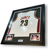 Cargar imagen en el visor de la galería, Jersey Enmarcado / Cavaliers / Lebron James
