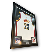 Cargar imagen en el visor de la galería, Jersey Enmarcado / Cavaliers / Lebron James
