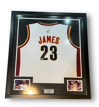 Cargar imagen en el visor de la galería, Jersey Enmarcado / Cavaliers / Lebron James
