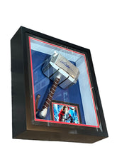 Cargar imagen en el visor de la galería, Martillo enmarcado / Thor / Chris Hemsworth
