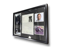 Cargar imagen en el visor de la galería, Guante Enmarcado / F1 / Lewis Hamilton
