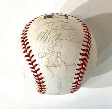 Load image into Gallery viewer, Pelota Baseball / Yankees / Equipo Temporada 2000
