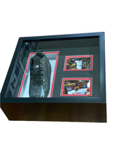 Load image into Gallery viewer, Cleat enmarcado / Red Sox / David Ortiz (Usado en Juego)
