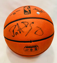 Cargar imagen en el visor de la galería, Mini balón / Knicks / Patrick Ewing
