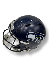 Cargar imagen en el visor de la galería, Casco Full size / Seahawks / Russell Wilson
