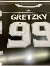 Cargar imagen en el visor de la galería, Jersey enmarcado | Kings | Wayne Gretzky
