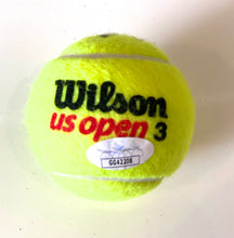 Load image into Gallery viewer, Pelota de Tennis | Martina Navratilova
